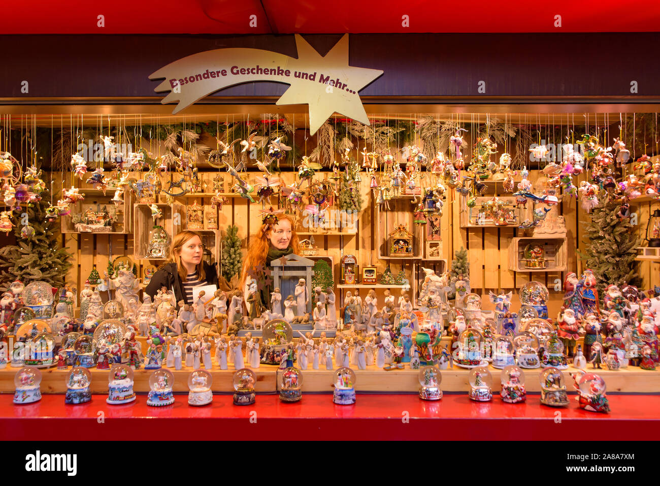 Regalo di natale e la decorazione si spegne nel 2018 Cologne Christmas Market Foto Stock