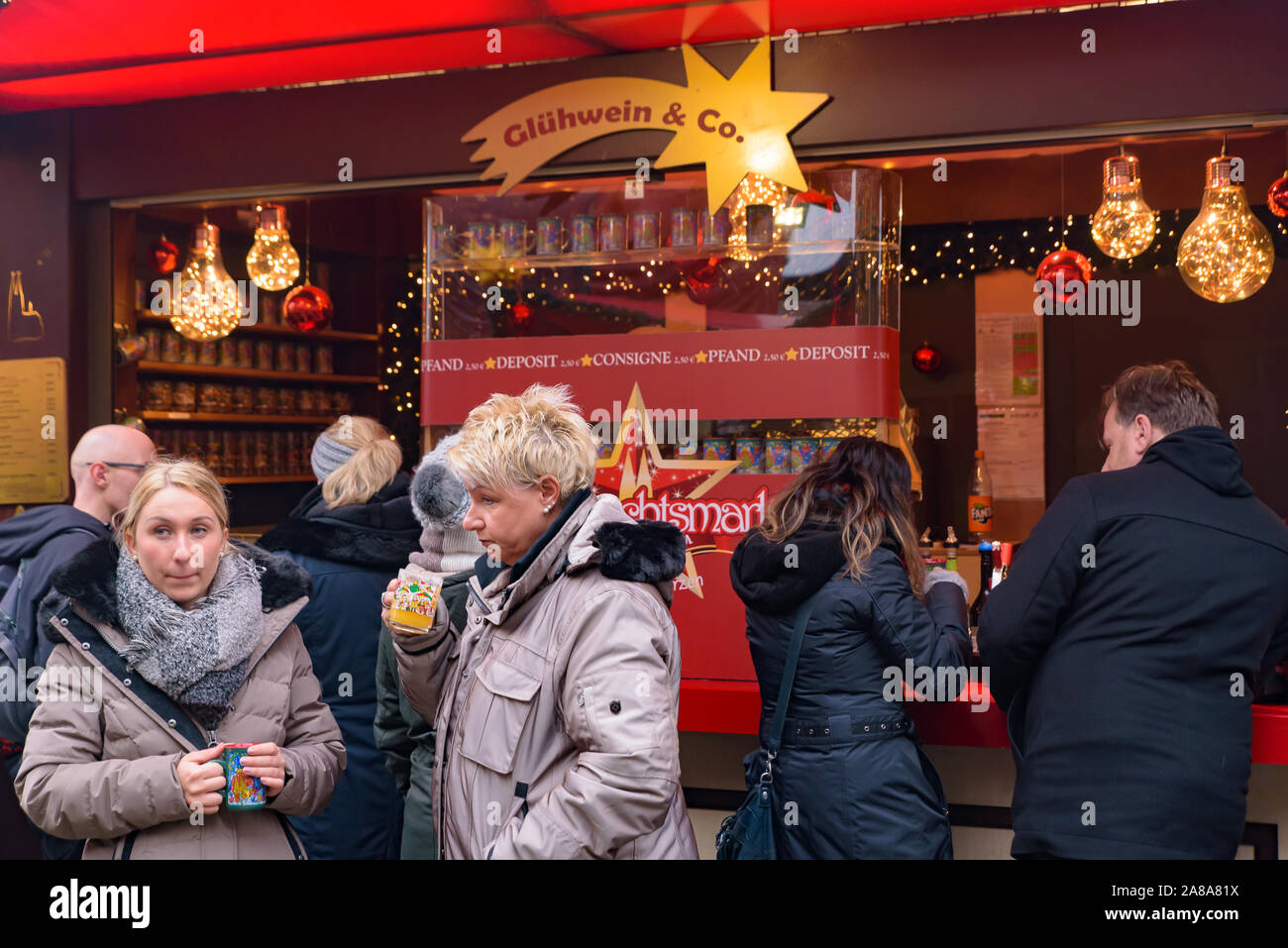 Il cibo va in stallo in 2018 Mercatino di Natale di Colonia in Germania Foto Stock