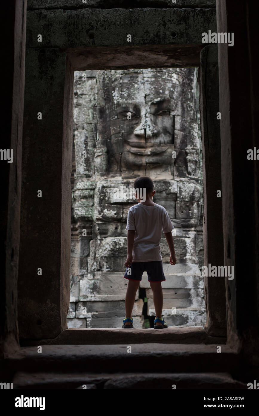 Capretto locale presso il tempio Bayon in Angkor Wat, Siem Reap, Cambogia. Foto Stock