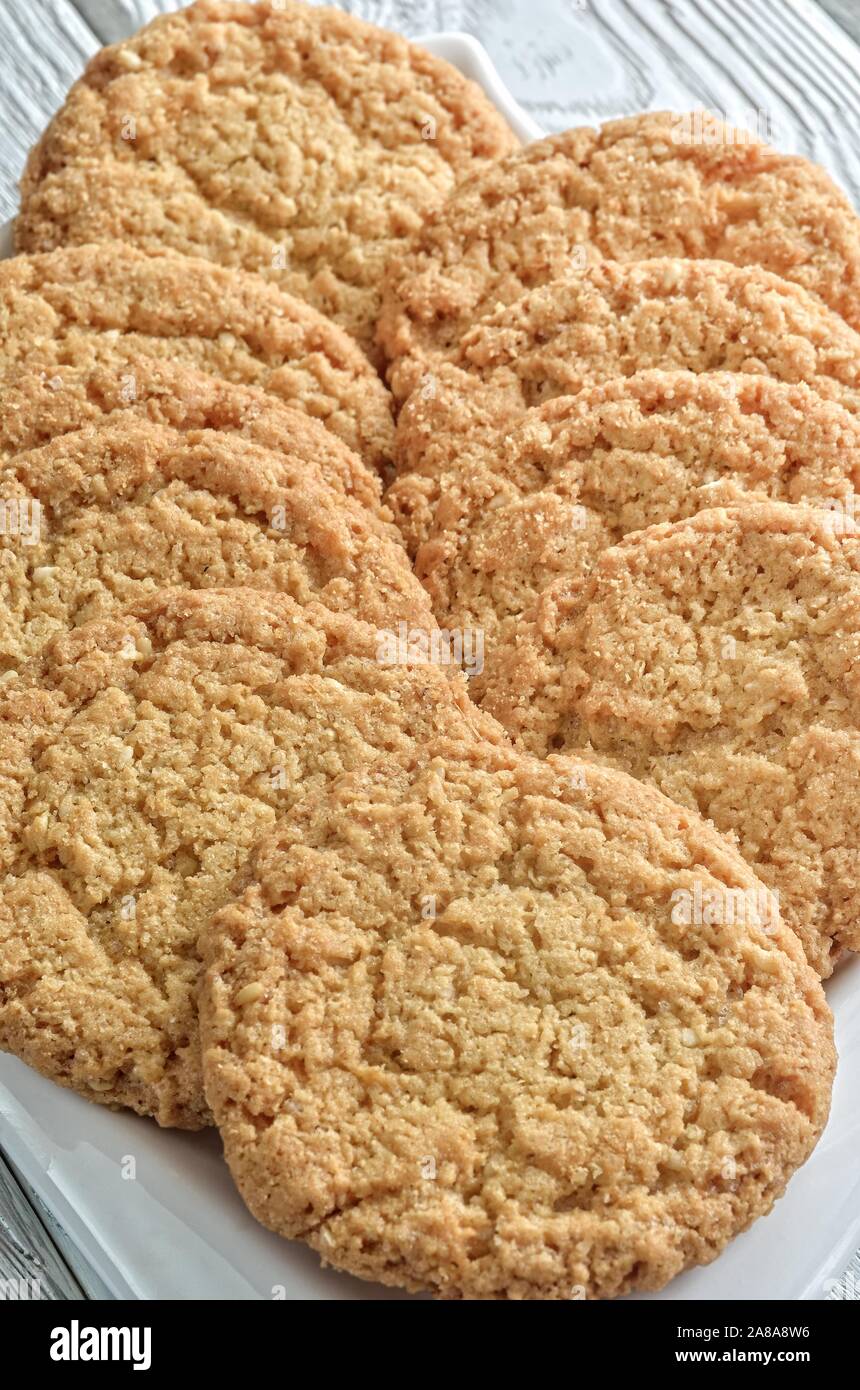 Dolci deliziosi dessert. Round oat i cookie su una piastra bianca. Foto Stock