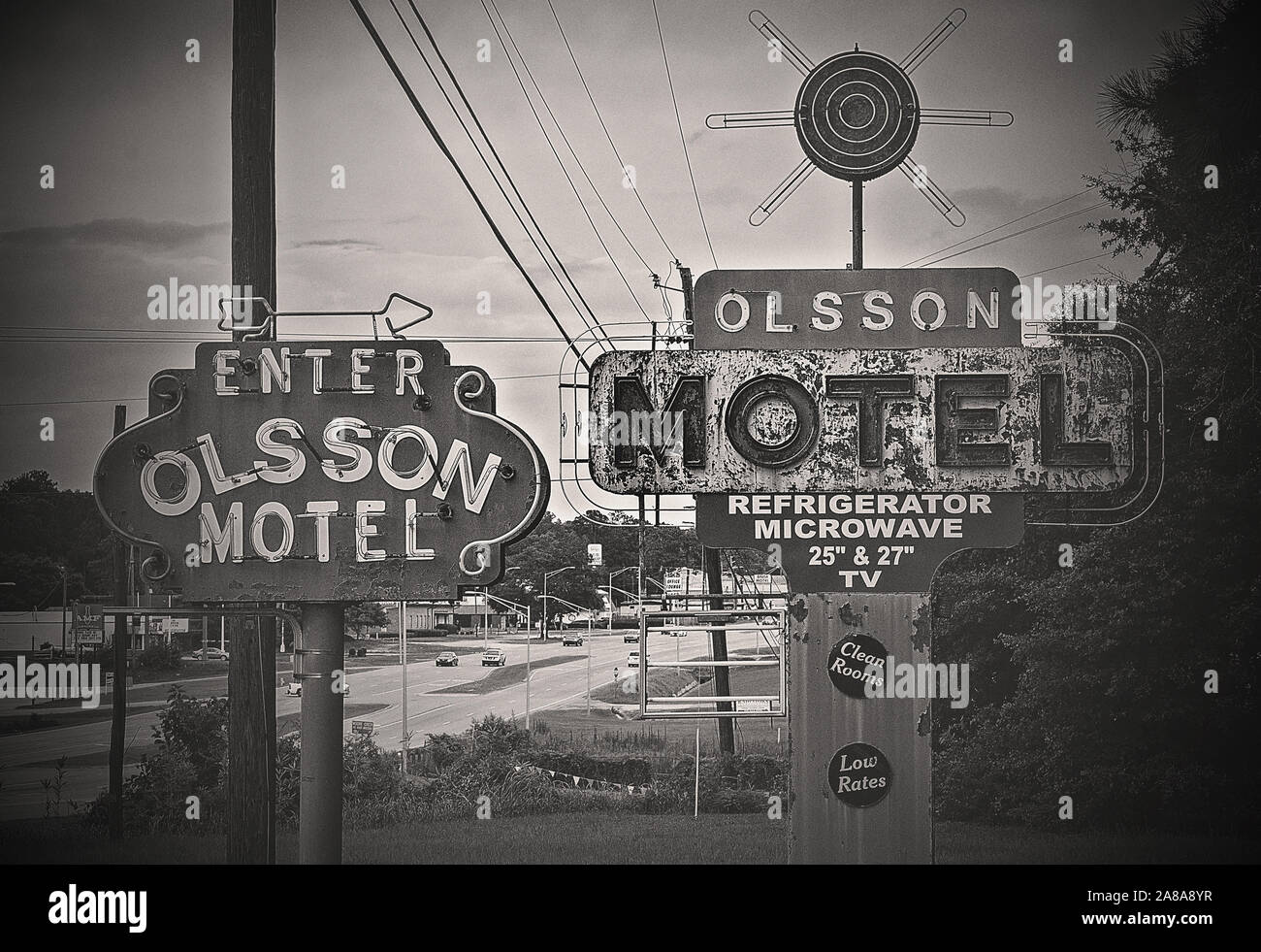 Segni arrugginito pubblicizzare il Olsson Motel sulla Highway 90, luglio 10, 2016 in Mobile, Alabama. Foto Stock