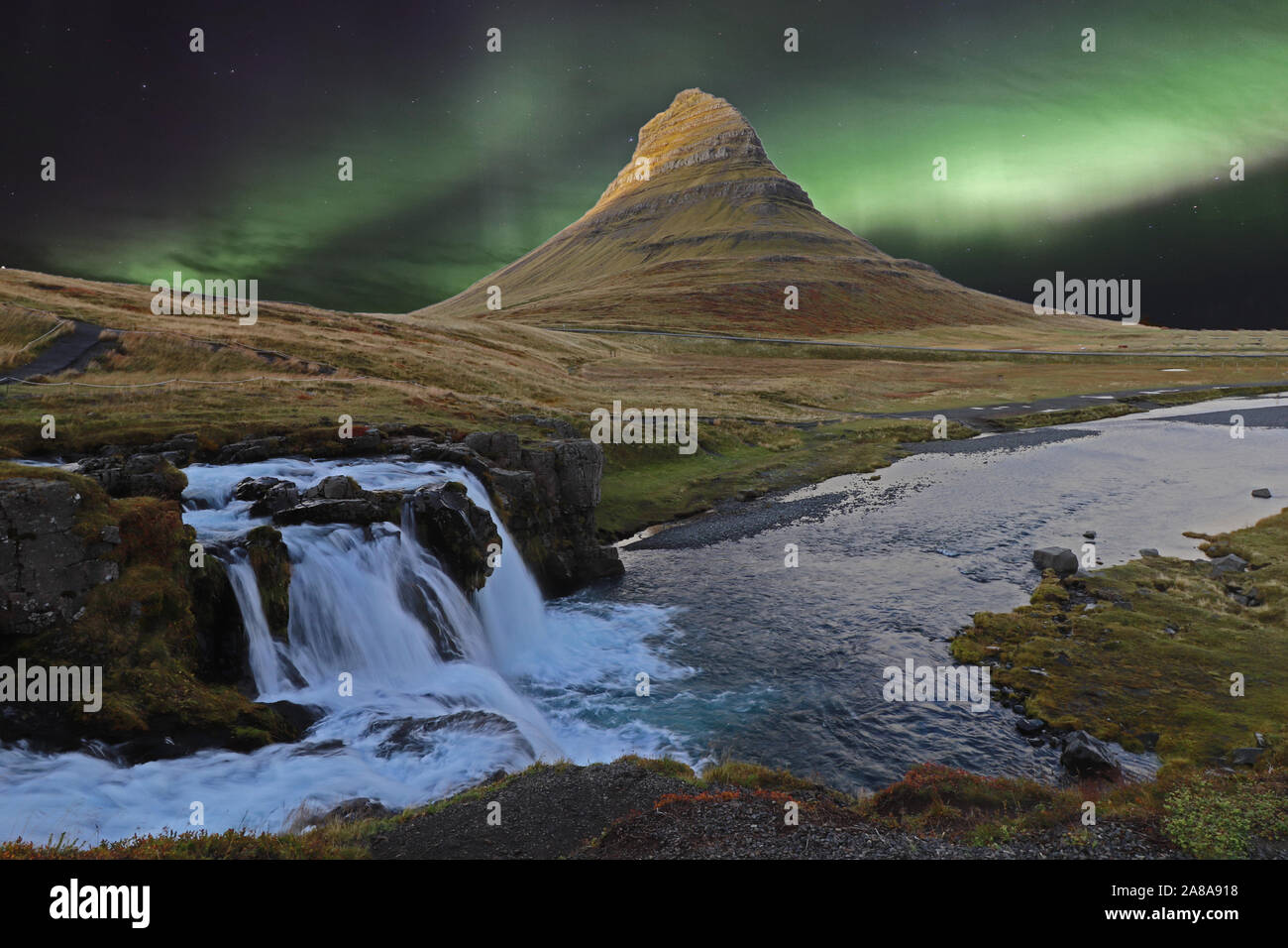Montagna popolari in Islanda con luci di aurora Foto Stock