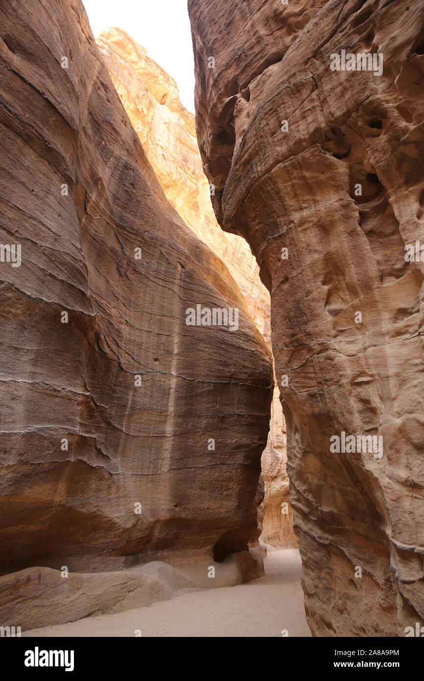 Percorso attraverso il Siq, che è la stretta gola di passaggio che si cammina lungo per raggiungere Petra, Giordania. Foto Stock