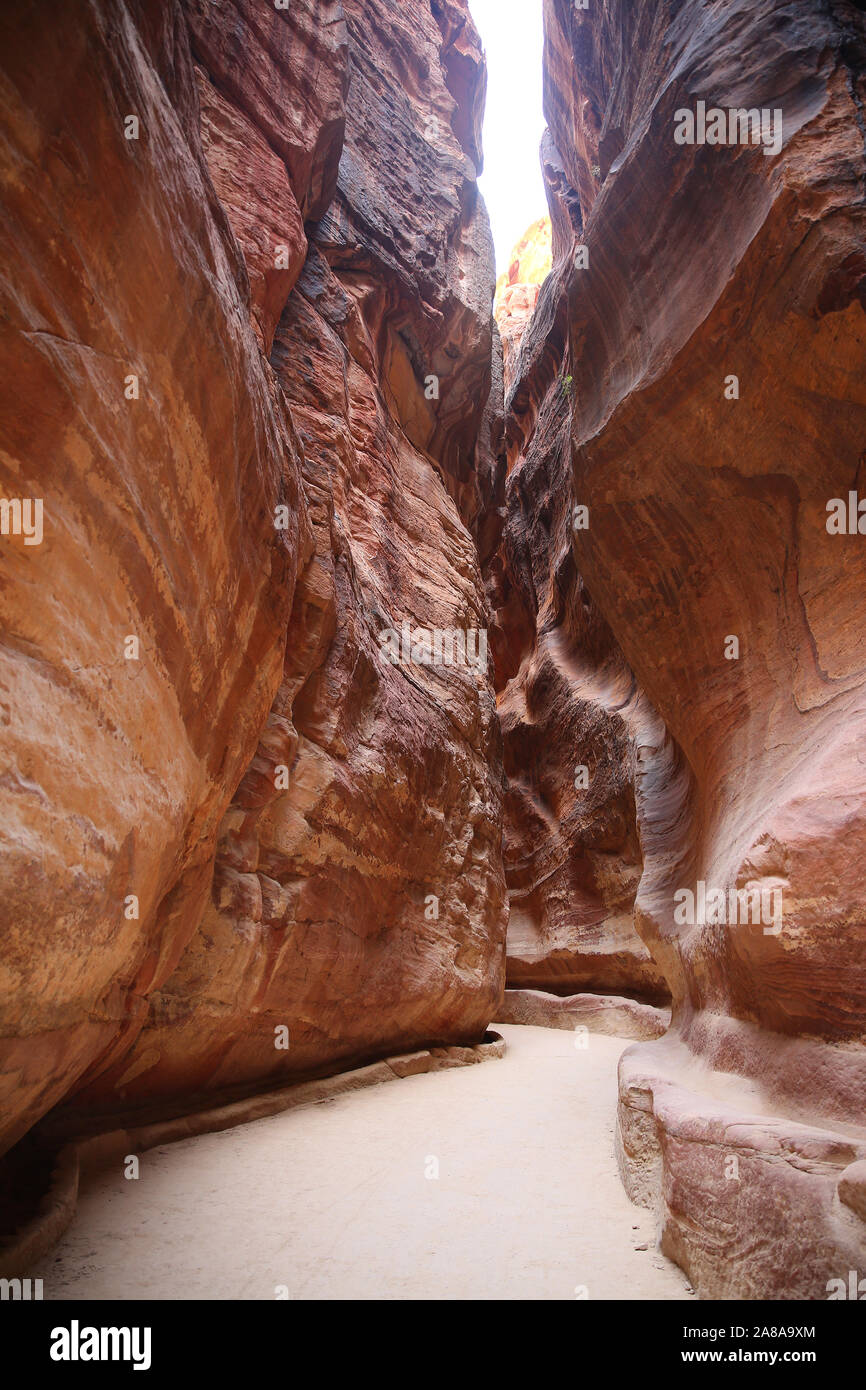 Percorso attraverso il Siq, che è la stretta gola di passaggio che si cammina lungo per raggiungere Petra, Giordania. Foto Stock