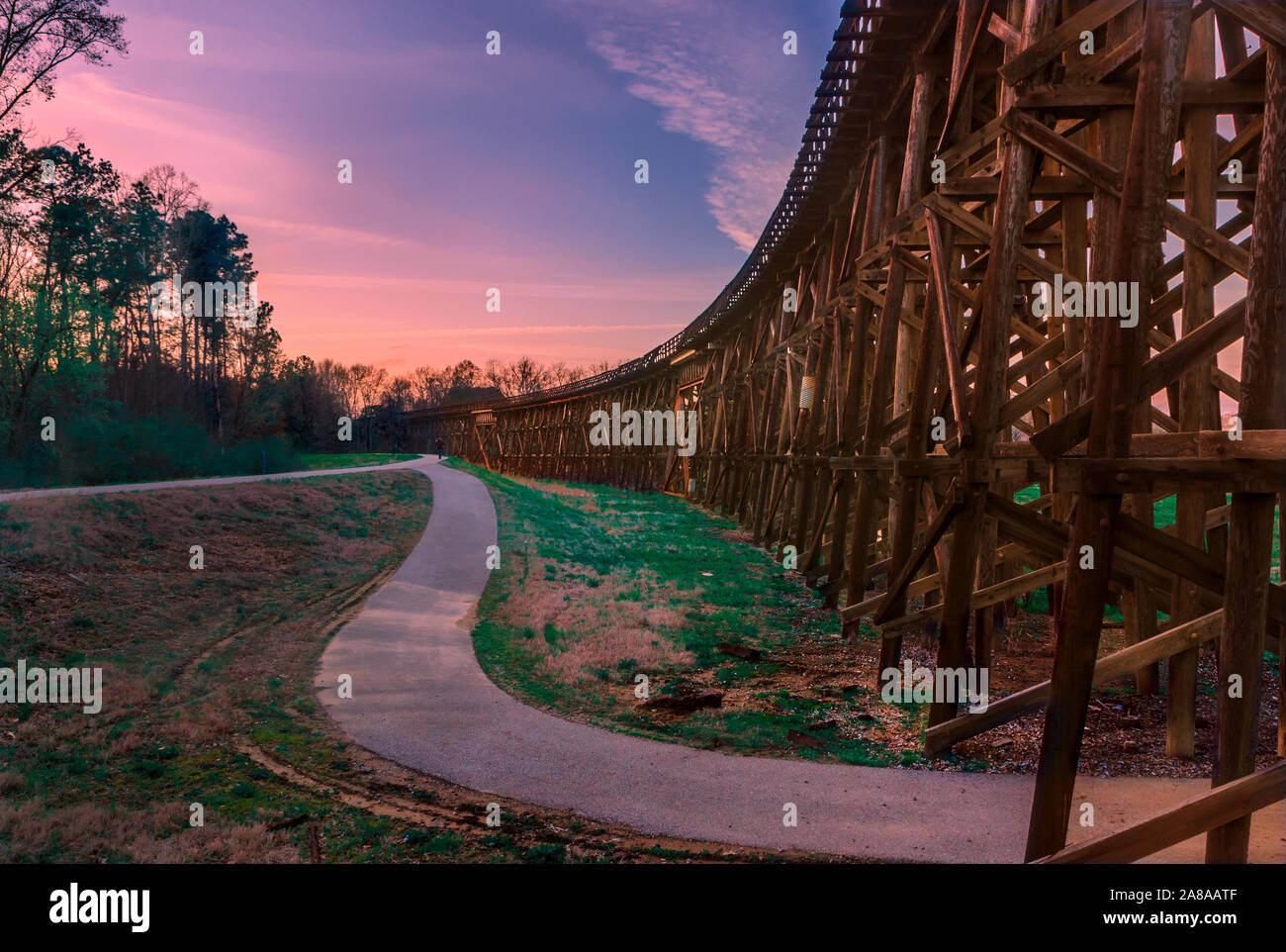 Il sole tramonta sul M&O Ferrovia traliccio Marzo 18, 2014, in Northport, Alabama. Il legno e acciaio ponte di travatura reticolare è stato costruito nel 1898. Foto Stock