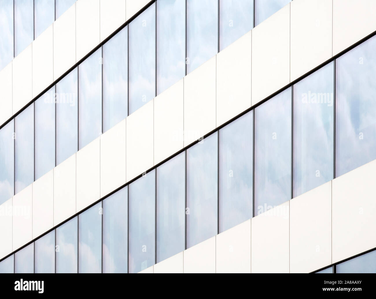 Un moderno ufficio edificio file di finestre astratto sfondo macro / primo piano. Concetto di architettura in vetro e metallo, parete di carta da parati texture Foto Stock