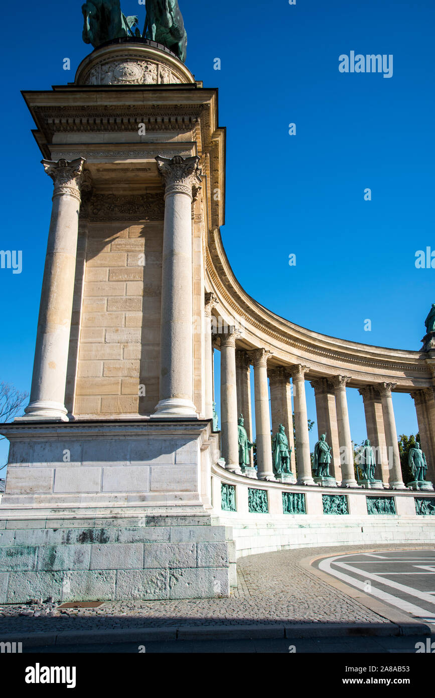 Piazza degli Eroi è nota per la sua iconica statua complesso che presenta sette chieftains di Magyars e altri importanti leader ungherese, Foto Stock