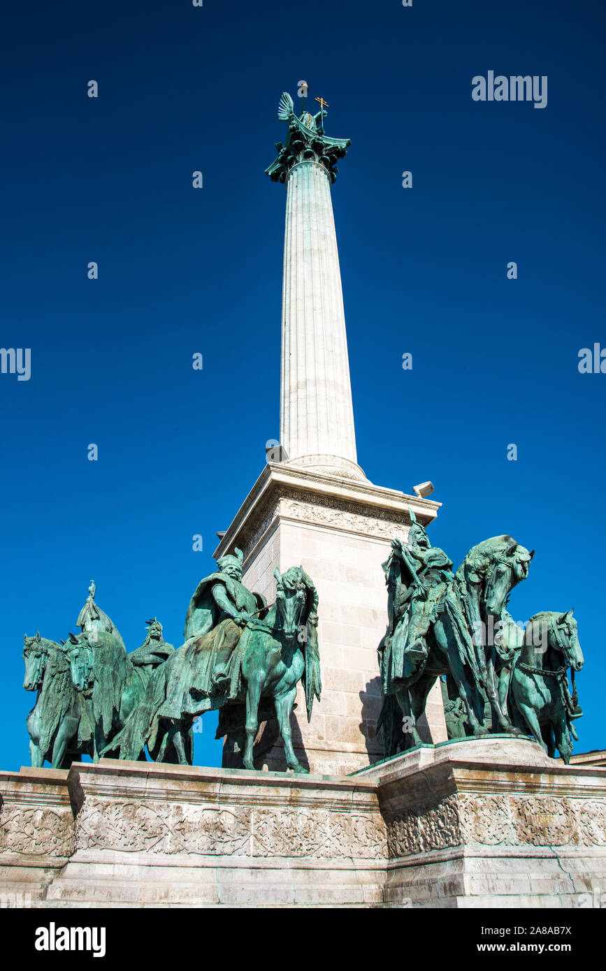 Piazza degli Eroi è nota per la sua iconica statua complesso che presenta sette chieftains di Magyars e altri importanti leader ungherese, Foto Stock