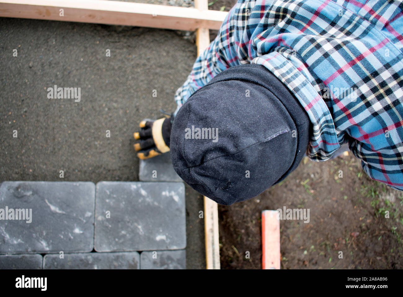 L'uomo la posa di Patio lastricatore pietre, Edificio Patio, paesaggio, costruzione autentica, signor Foto Stock