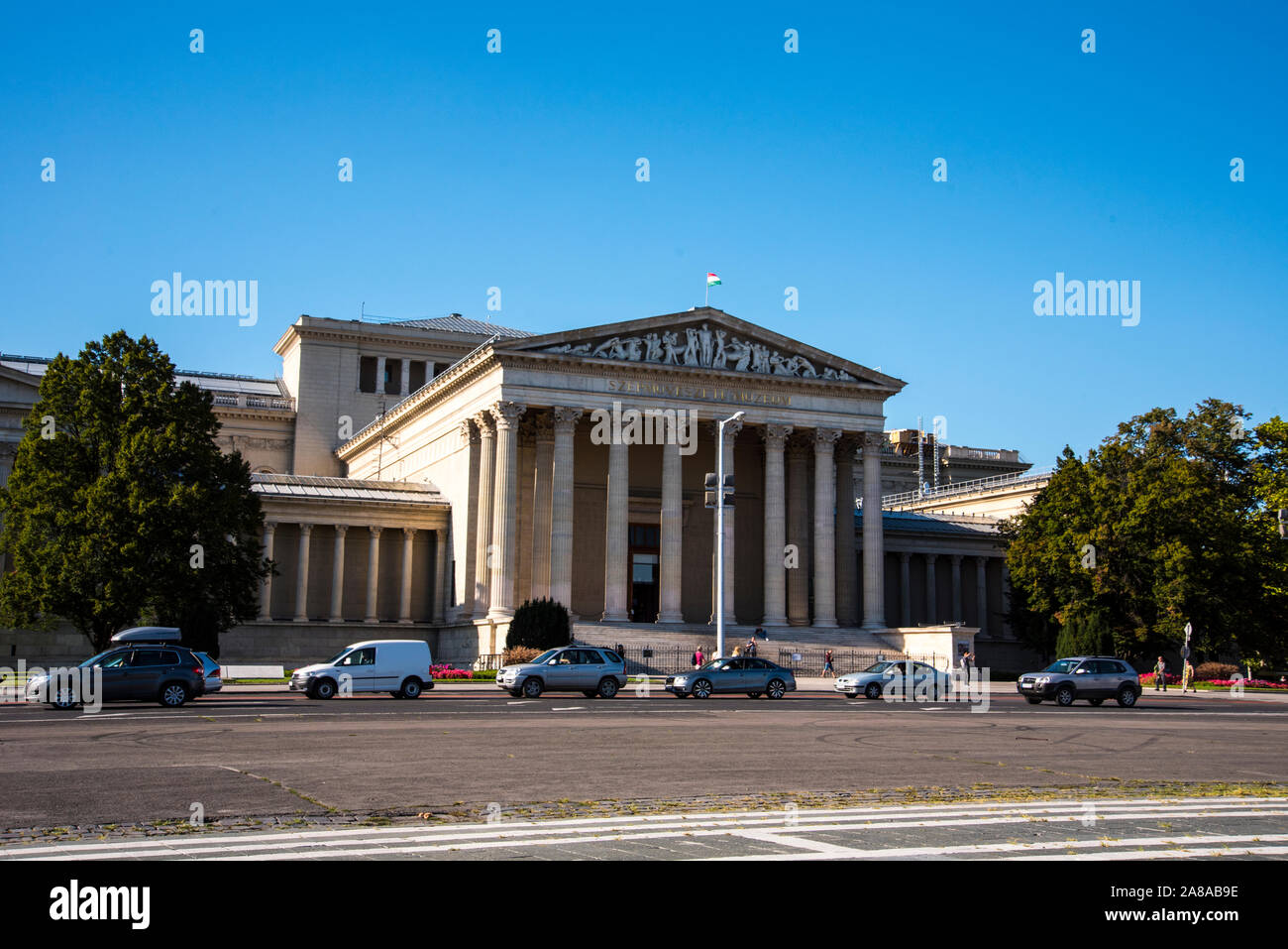 Piazza degli Eroi è nota per la sua iconica statua complesso che presenta sette chieftains di Magyars e altri importanti leader ungherese, Foto Stock