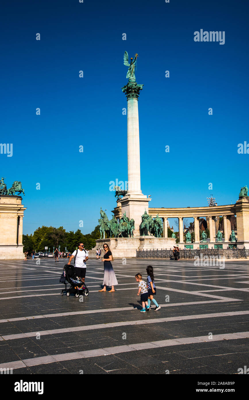 Piazza degli Eroi è nota per la sua iconica statua complesso che presenta sette chieftains di Magyars e altri importanti leader ungherese, Foto Stock