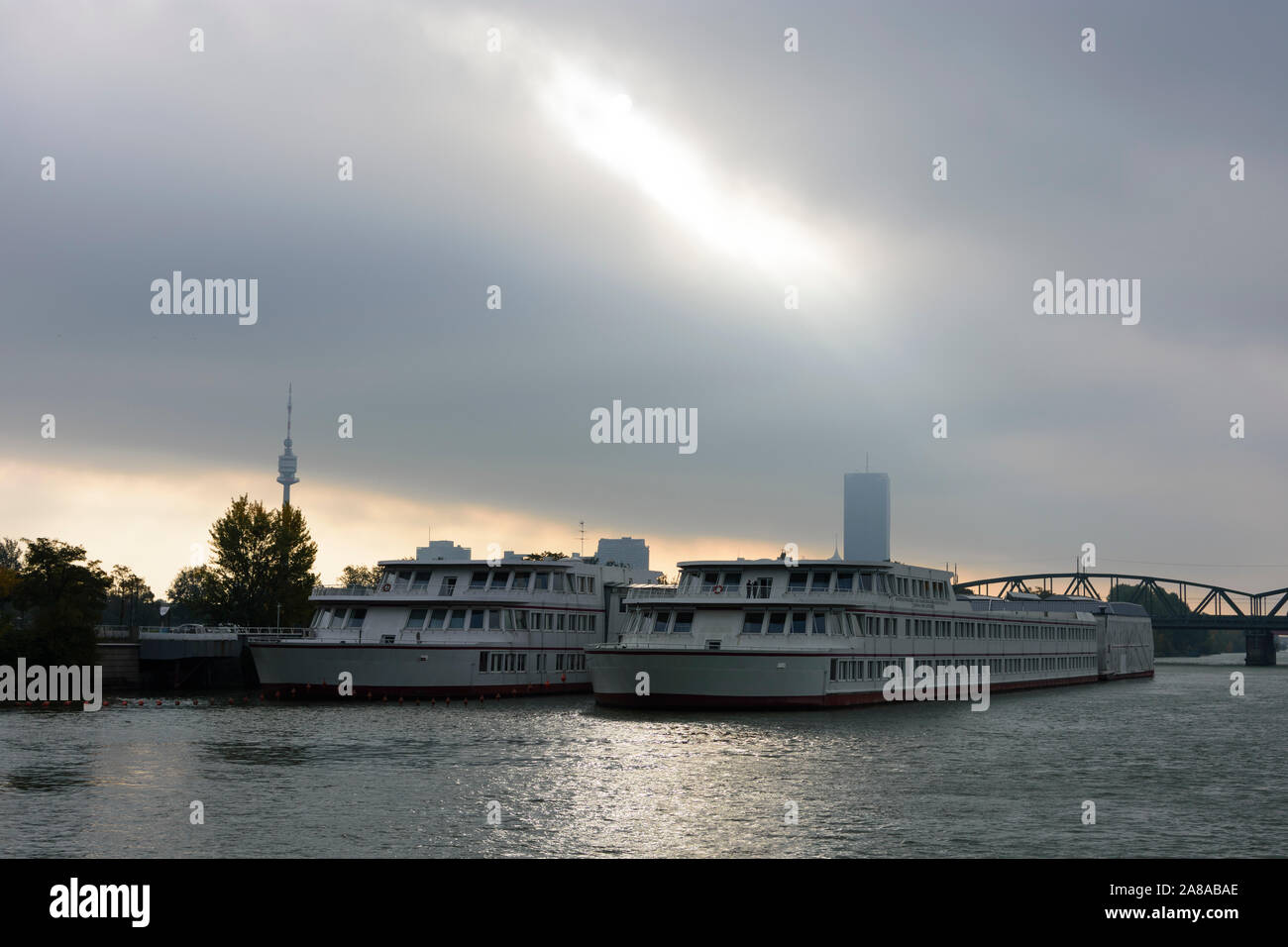 Wien, Vienna: fiume Donau (Danubio), nave scuola Bertha-von-Suttner palestra in Austria, Wien, 22. Donaustadt Foto Stock