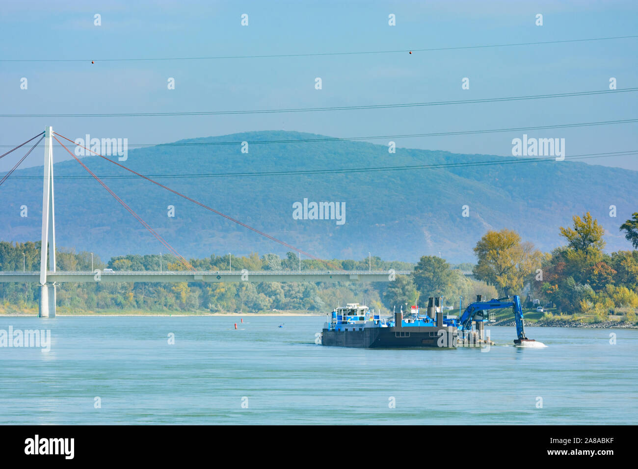 Nationalpark Donauauen, Danube-Auen Parco Nazionale: fiume Donau (Danubio), nave, escavatore, il dragaggio per il progetto pilota Bad Deutsch-Altenburg di stabiliz Foto Stock