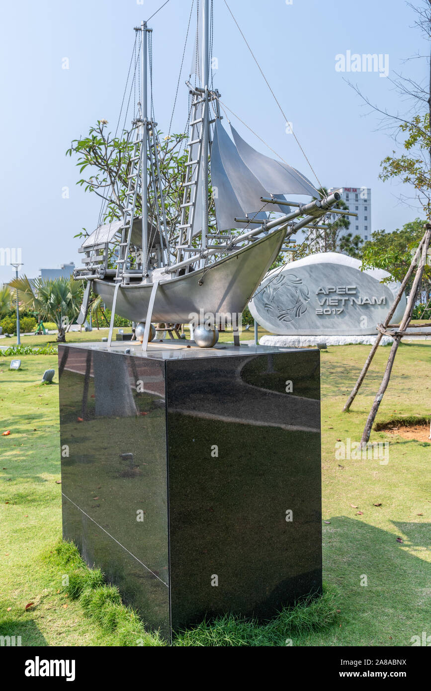 Da Nang, Vietnam - Marzo 10, 2019: Memorial Park. Vista dettagliata del metallo indonesiana statua del trading tradizionale nave sul piedistallo nero in environmen verde Foto Stock