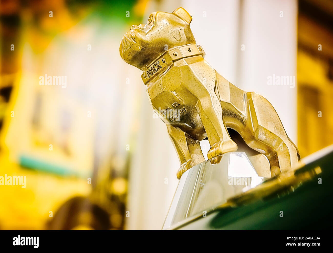 Un bulldog oro ornamento del cofano corre sul cofano di un 1986 Mack roll-off carrello a rifiuti Pro, Marzo 18, 2016 in Sanford, Florida. Foto Stock