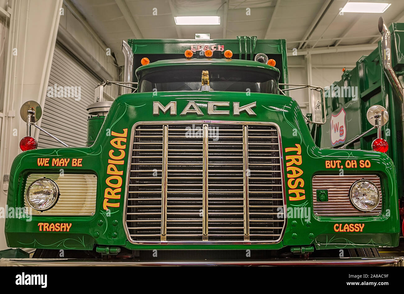 Un'annata 1987 Mack caricatore posteriore carrello è mostrato in corrispondenza di rifiuti pro, Marzo 18, 2016 in Sanford, Florida. La società dispone di un camion della spazzatura museo. Foto Stock