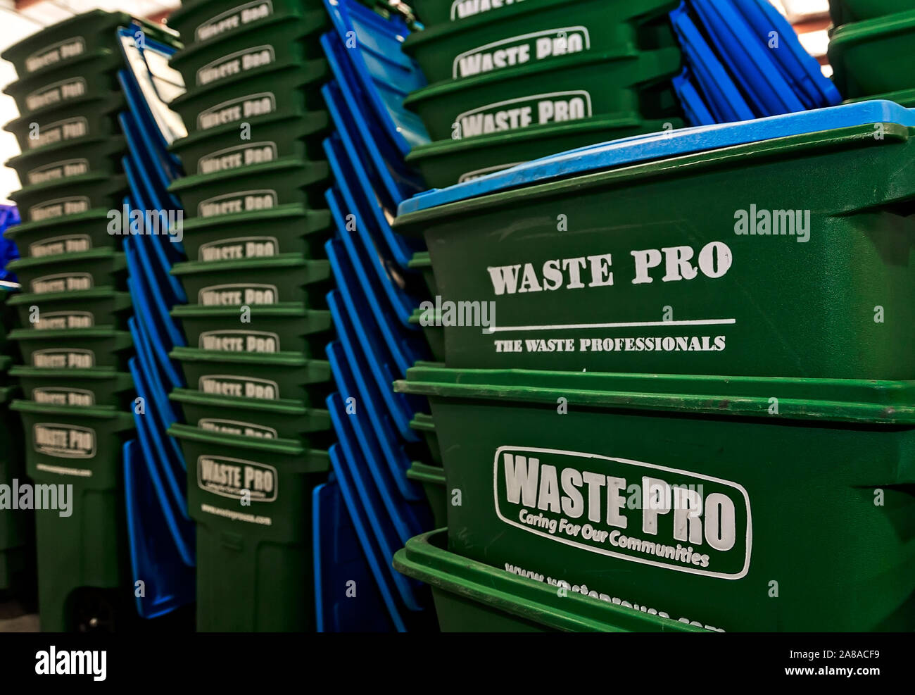 Residential trash lattine vengono impilati in rifiuti Pro, Marzo 18, 2016 in Sanford, Florida. Rifiuti di pro offre i rifiuti e servizi di riciclaggio. Foto Stock