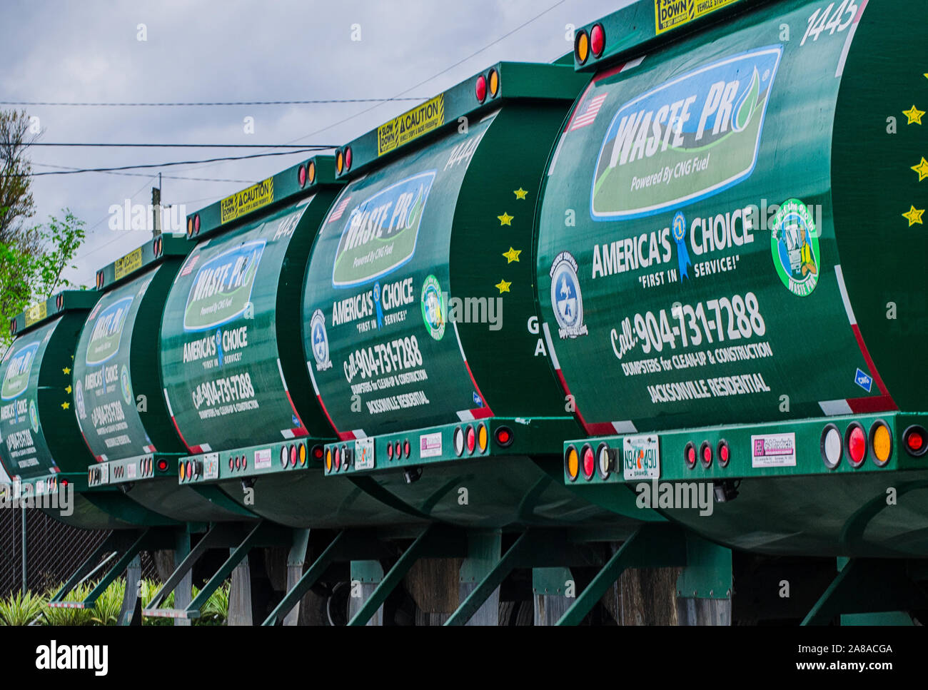 Il GNC-powered (gas naturale compresso) Mack Trucks linea fino a rifiuti Pro time-stazione di riempimento, Marzo 19, 2016 a Jacksonville, in Florida. Foto Stock