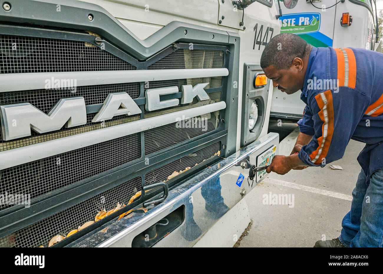 Un meccanico diesel attribuisce un CNG-powered (gas naturale compresso) Mack carrello a un tempo-stazione di riempimento in corrispondenza di rifiuti Pro a Jacksonville, in Florida. Foto Stock