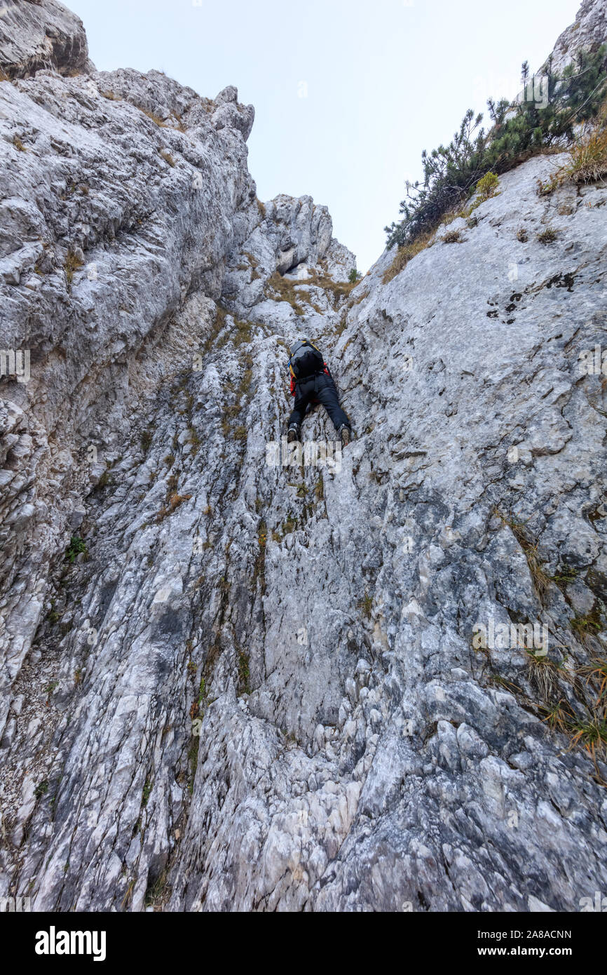 Scalatore sulla montagna in Piatra Craiului Mountains, Romania Foto Stock