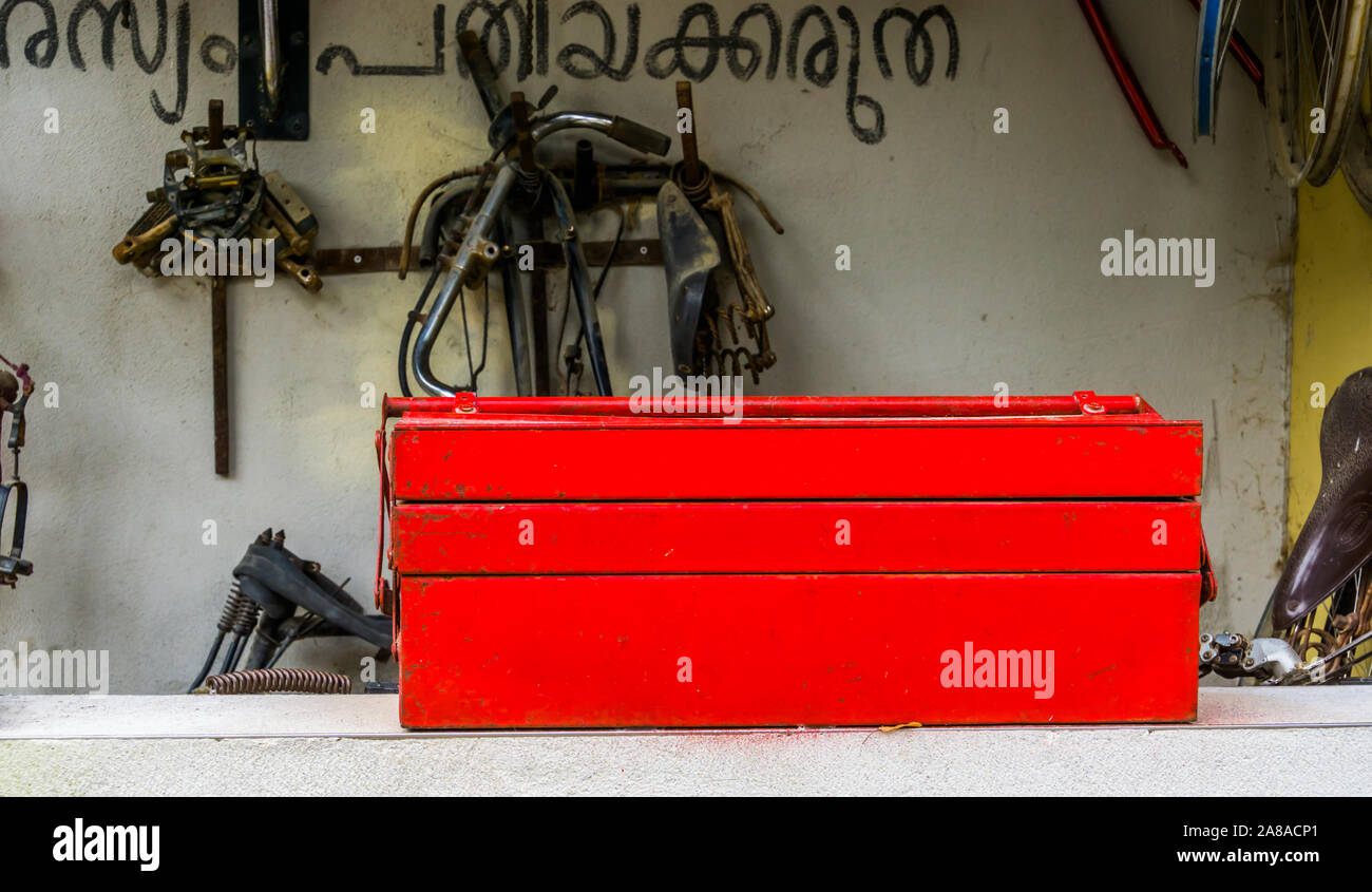 Cassetta degli attrezzi rossa con noleggio attrezzature di riparazione, Vintage bike sfondo di riparazione Foto Stock