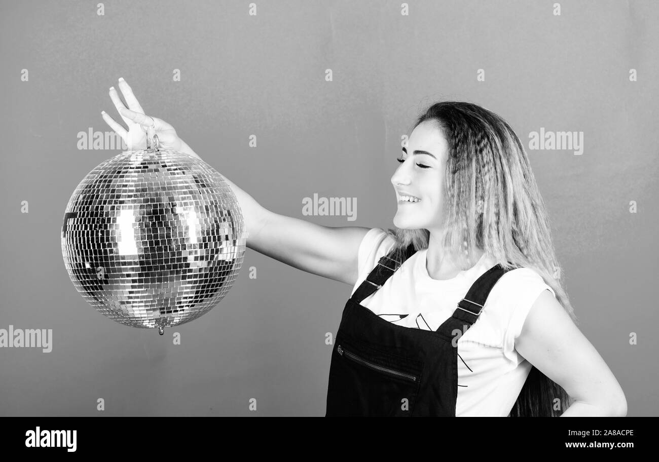 Party goer consente di danza. La vita notturna. Elemento di partito. pronto a divertirsi. felice festa di compleanno. il Natale o il nuovo anno di vacanza. event manager. discoteca. celebra la vacanza. ragazza con palla da discoteca. Foto Stock