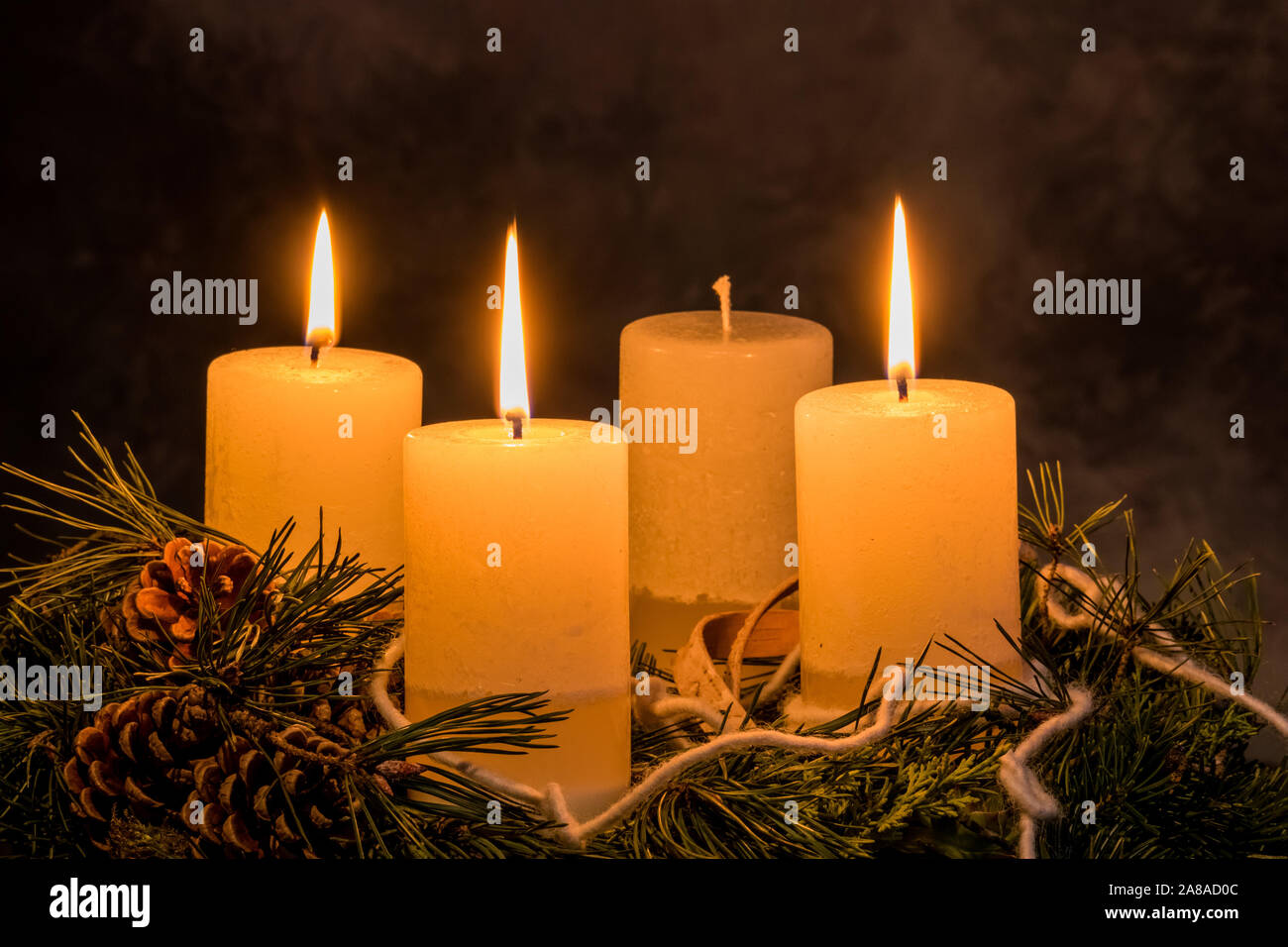 Ein Adventskranz zu Weihnachten sorgt für romatinsche Stimmung in der stillen Avvento Zeit, 3. Avvento, drei brennende Kerzen, Foto Stock