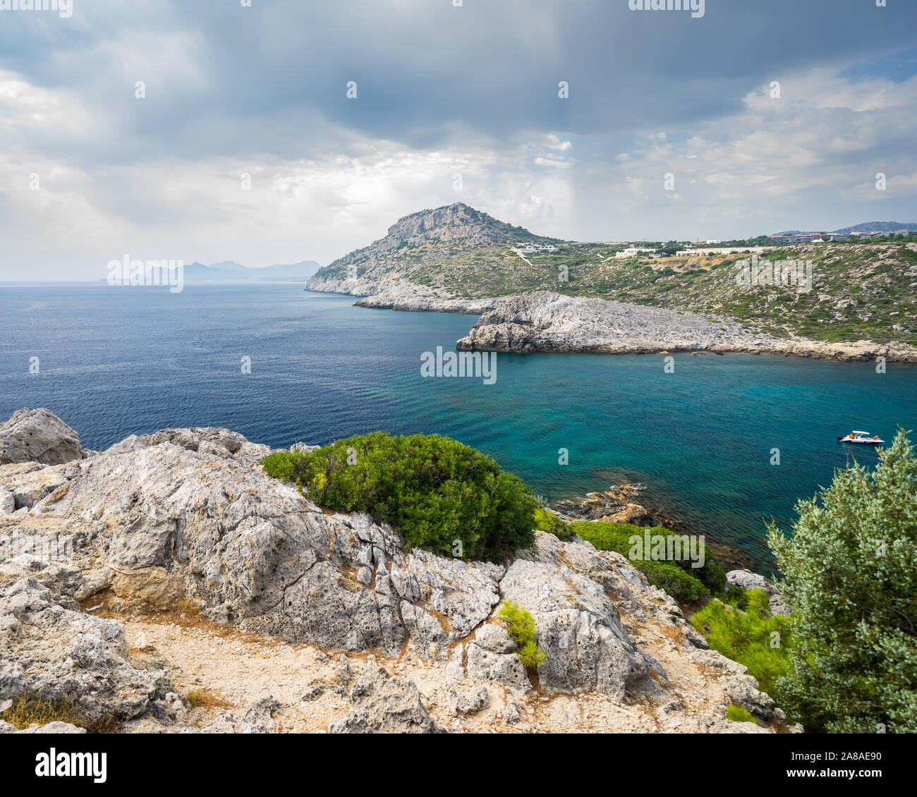 Affaccia sull'entrata di Ladiko Bay nei pressi di Faliraki Rodi Grecia un greco popolare destinazione turistica Foto Stock