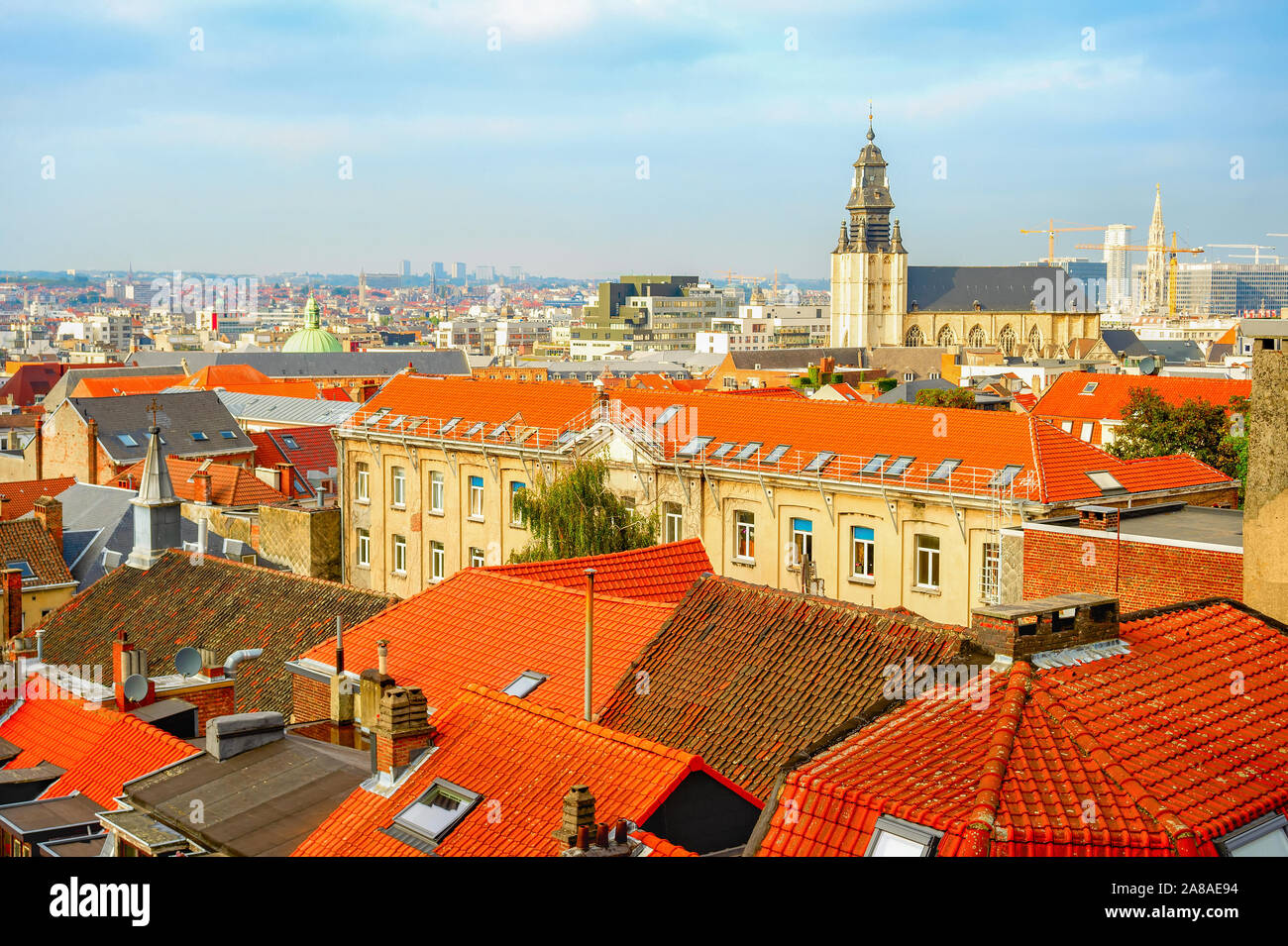 Paesaggio urbano dell'antenna con il rosso sui tetti della città di Bruxelles, in Belgio Foto Stock