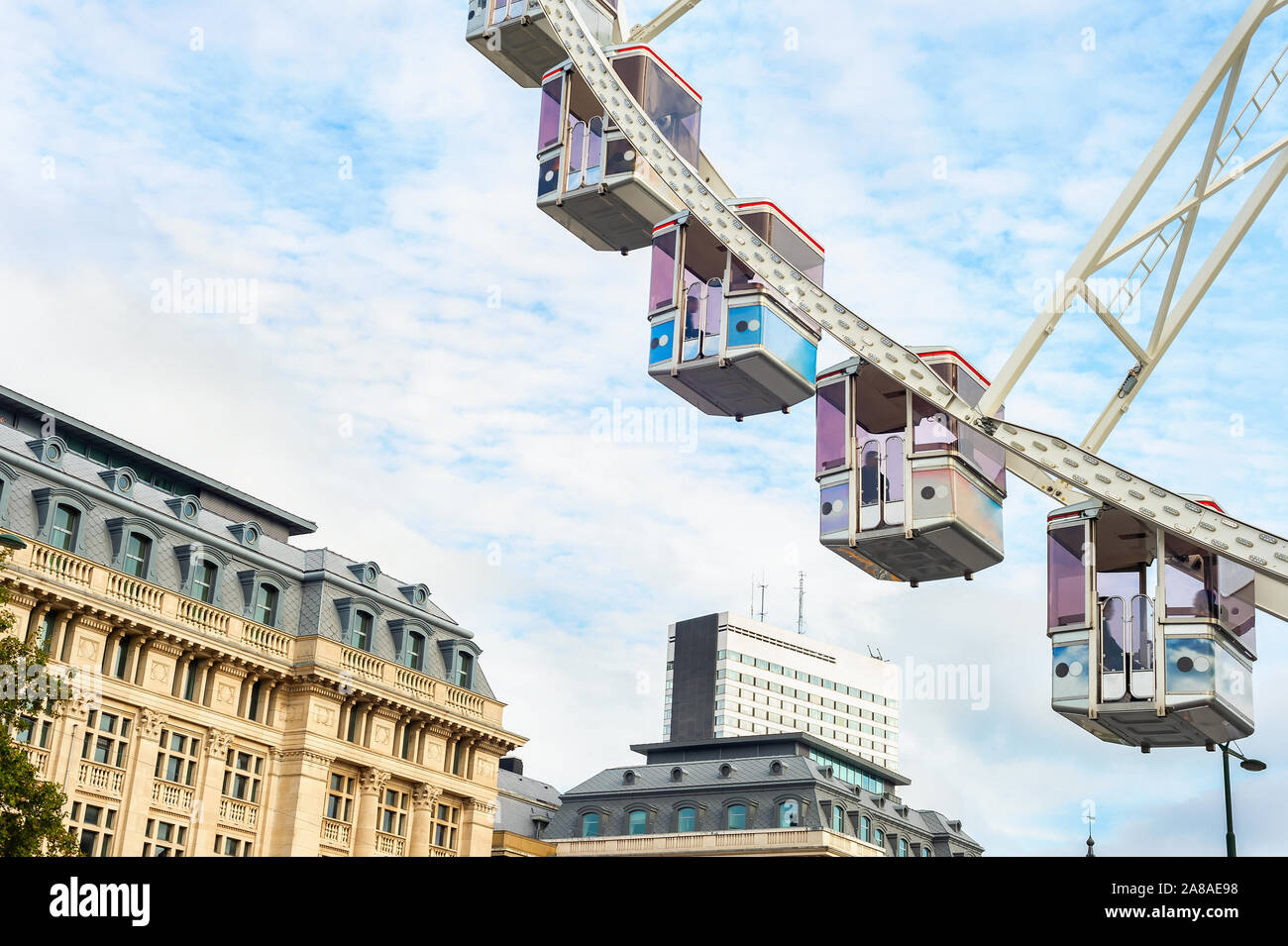 Ruota panoramica Ferris cabine e architettura del centro di Bruxelles skywards, Belgio Foto Stock
