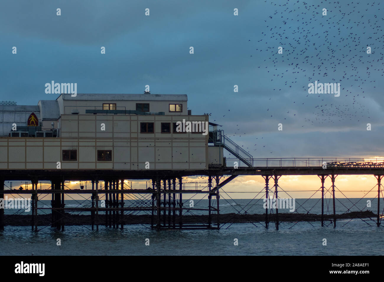 Aberystwyth Storni sotto la Edwardian Pier Foto Stock