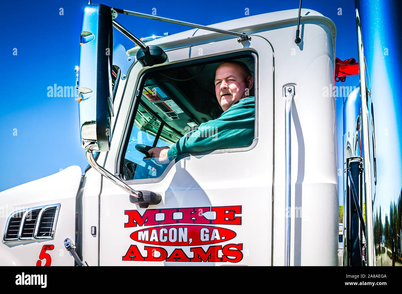 Mike Adams, di Mike Adams Traino e cuscino d'aria di recupero, è raffigurato dietro al volante del suo nuovissimo carrello, un 2016 Mack granito. Foto Stock