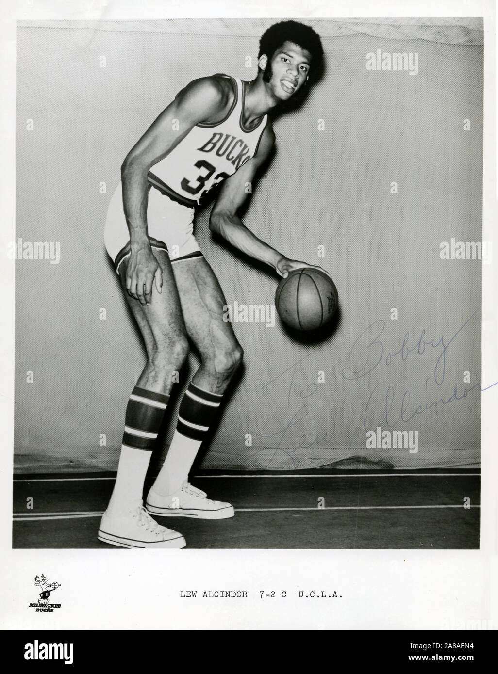 Pubblicità precoce ancora della stella di pallacanestro Kareem Abdul Jabbar che è stato ancora chiamato Lew Alcindor con i Bucks di Milwaukee. Jabbar ha giocato la sua palla universitaria all'UCLA e più tardi è stata una stella con la L.A. Lakers dell'NBA. Foto Stock