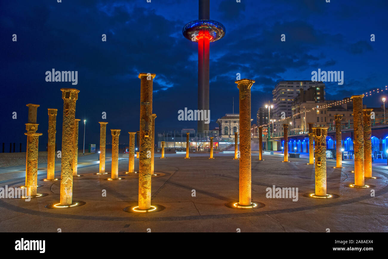 La British Airways i360 torre di osservazione di notte ,Brighton East Sussex, Gran Bretagna, England, Regno Unito, GB. Foto Stock