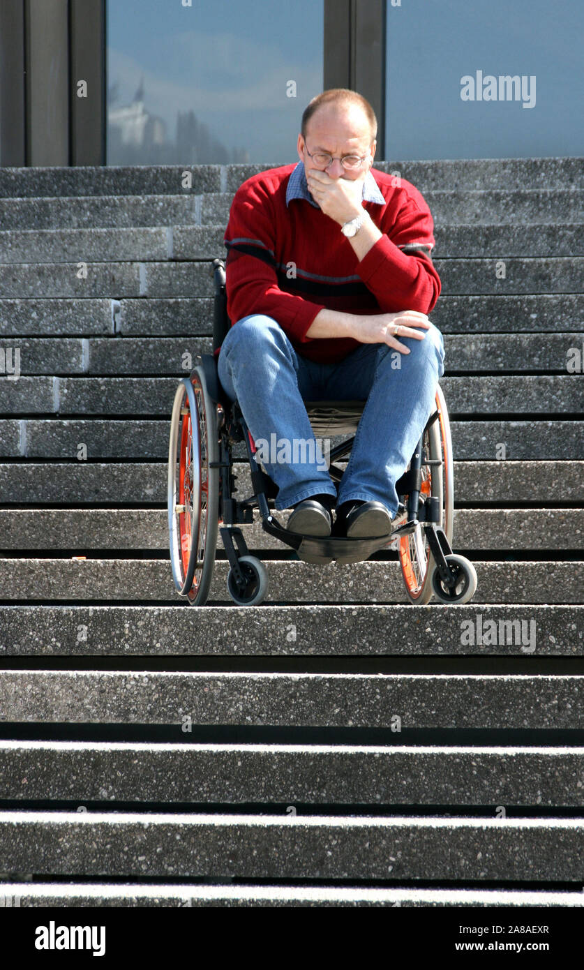 Mann im Rollstuhl braucht Hilfe, Treppe, signor: Sì Foto Stock