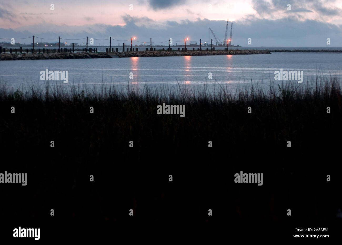 Il sole tramonta sulla Baia di Barataria su Marzo 5, 2011 in Grand Isle, Louisiana. L'isola fu pesantemente influenzato dalla Deepwater Horizon fuoriuscite di olio. Foto Stock