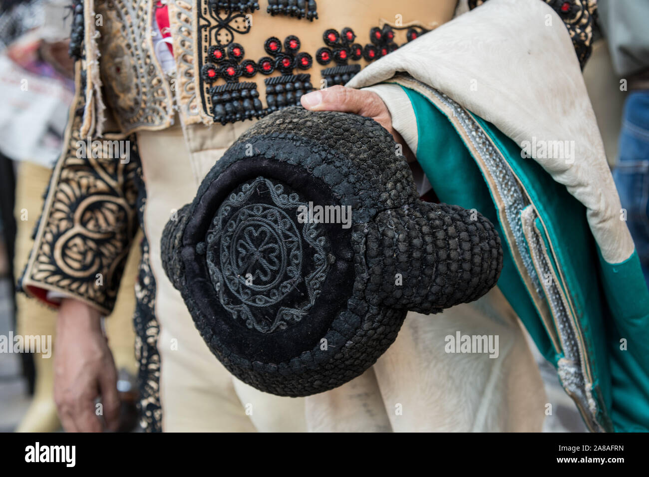 Un messicano Matador trattiene il suo cappello e il capo come egli attende per inserire l'anello a la Plaza de Toros in San Miguel De Allende, Messico. Foto Stock