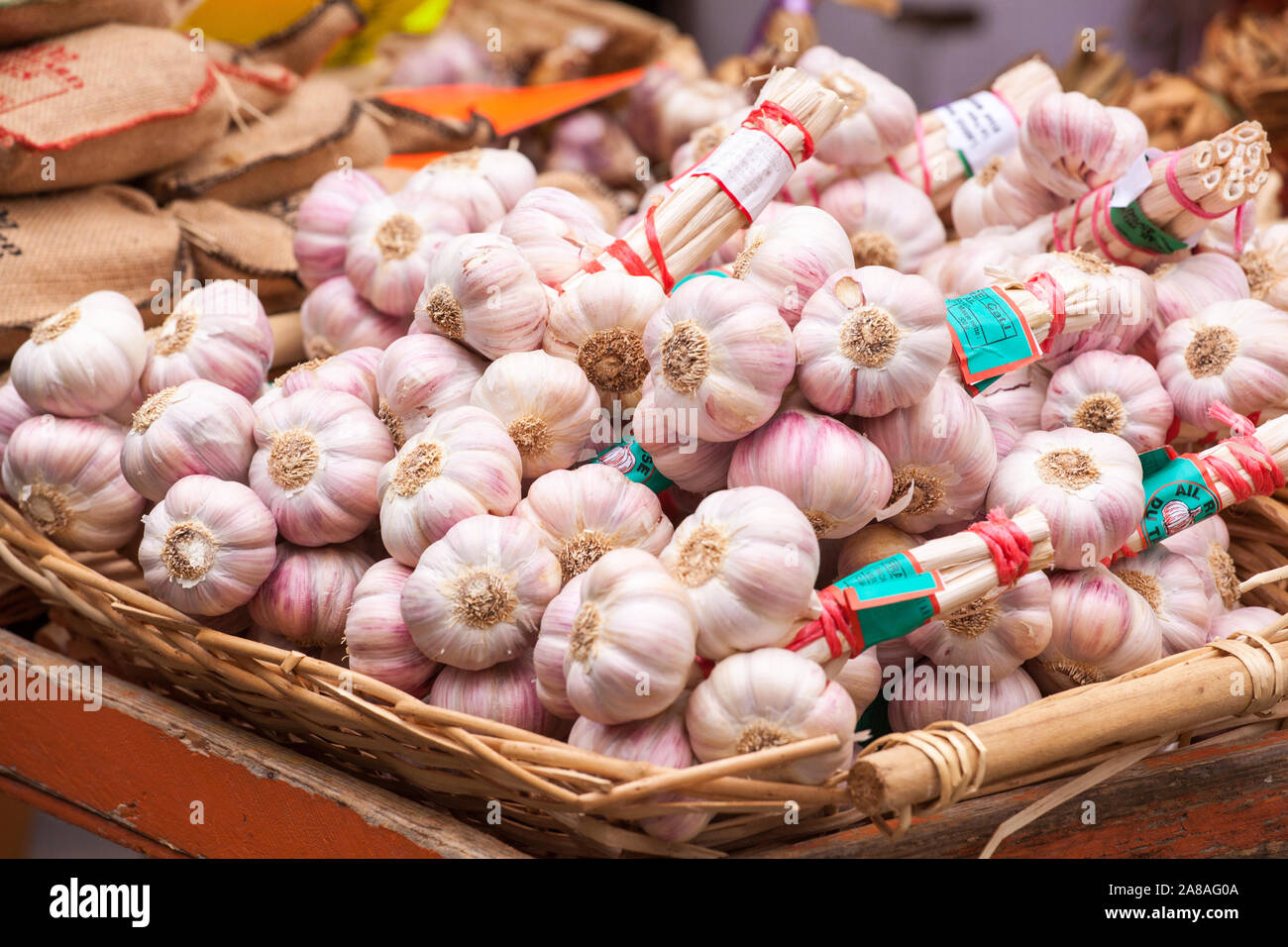 Aglio fresco per la vendita in un cesto su un mercato francese stallo nella città di Carcassonne FRANCIA Foto Stock