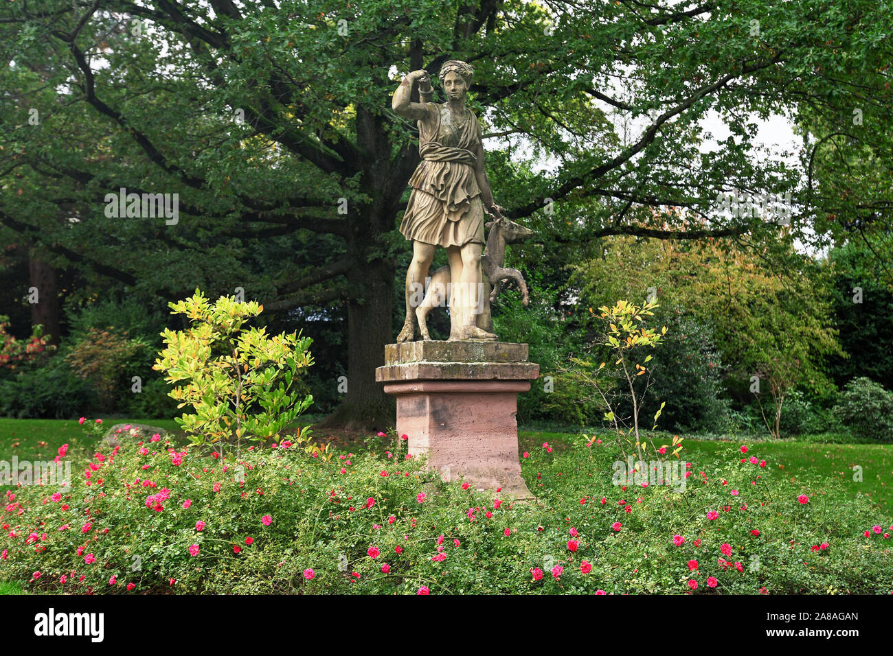 La scultura romana di dea della caccia, luna e natura Diana raggiungendo per un fremito nel giardino di un palazzo nella città di Weinheim Foto Stock