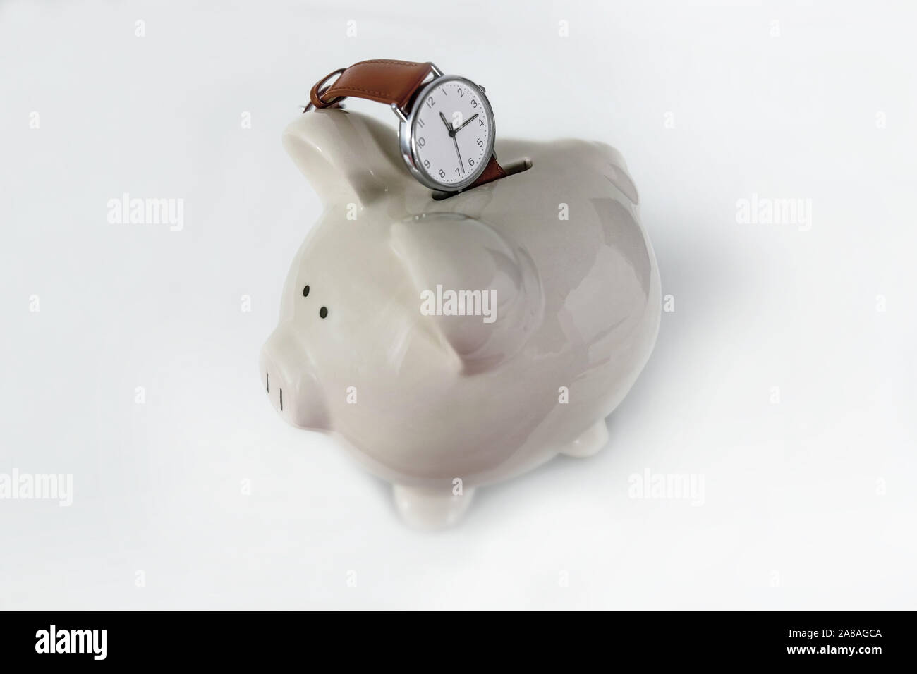 L'orologio rappresenta il tempo che si vuole risparmiare. Il tempo è denaro. Copia-spazio, isolato, chiave alta. Foto Stock