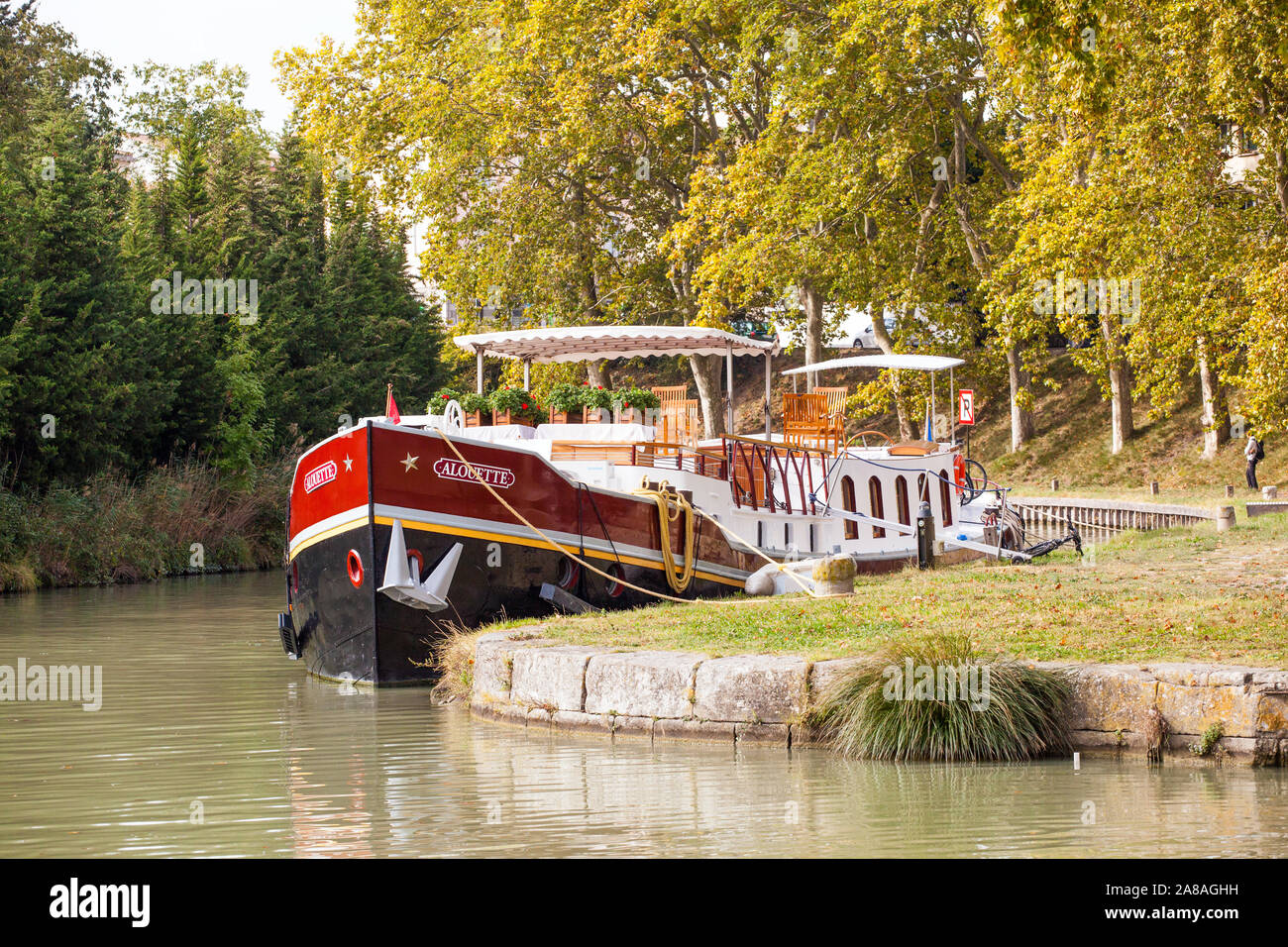 House boat sul Canal du Midi nella cittadina francese di Carcassonne FRANCIA Foto Stock