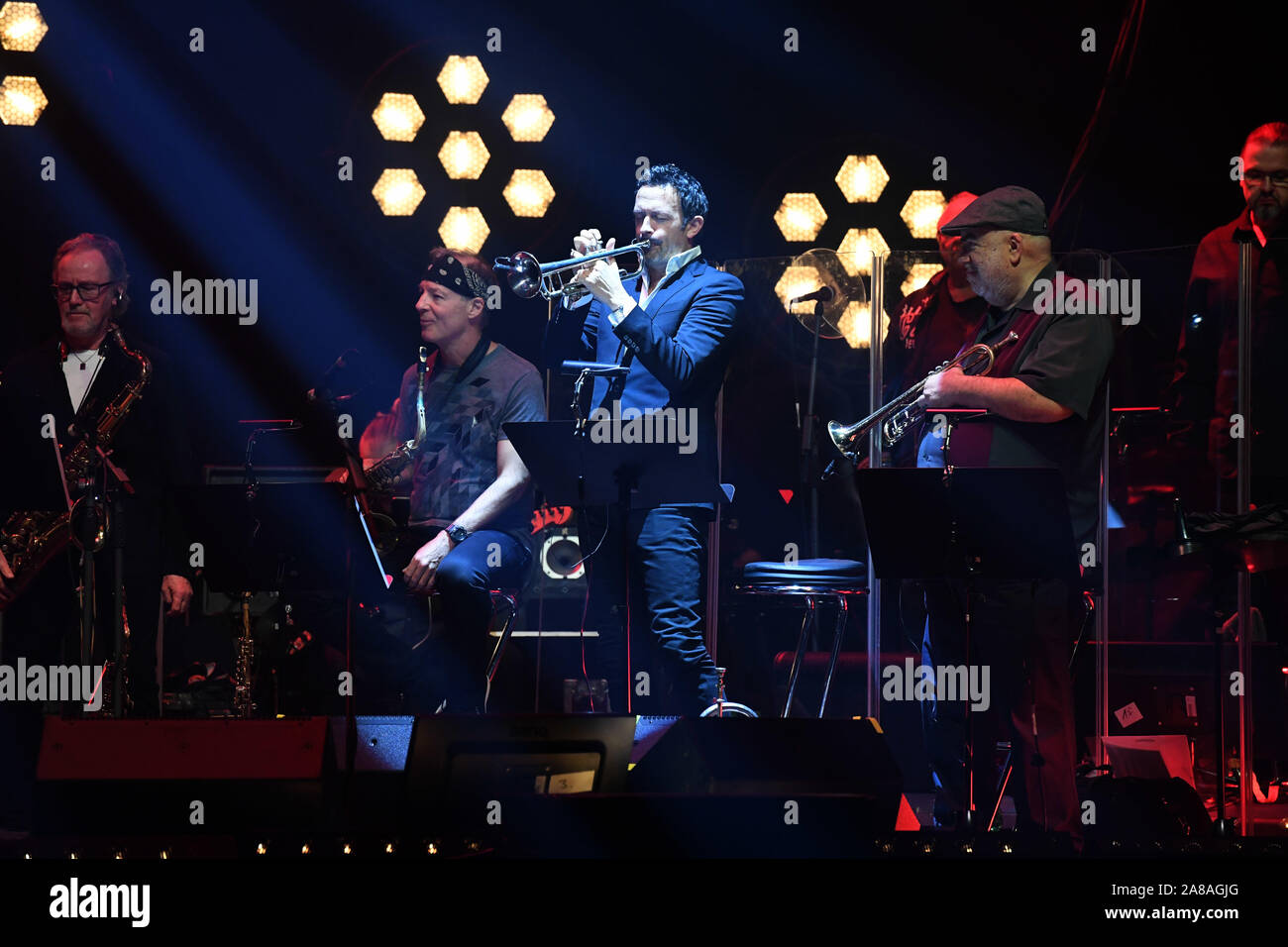 07 novembre 2019, Baviera Monaco di Baviera: i musicisti John Helliwell, (l-r) Bill Evans, fino a Brönner e Randy Brecker eseguire in un concerto di anime gemelle Mandoki nel Cirkus-Krone-bau. Foto: Felix Hörhager/dpa Foto Stock