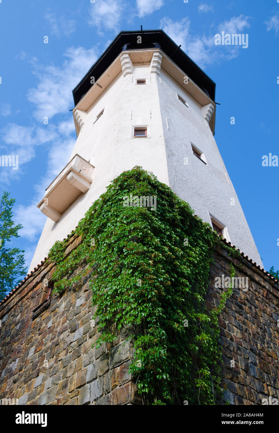 KARLOVY-variano, Repubblica ceca. Il 31 luglio 2019. Il Diana torre di osservazione si trova ad una breve corsa in funicolare al di sopra della famosa città termale di Karlovy-Vary, e d Foto Stock