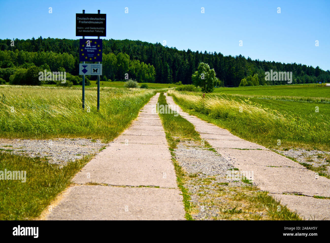 Strada di confine dell'ex tedesco interno di frontiere tra la Repubblica democratica tedesca e la Germania a Behrungen Foto Stock