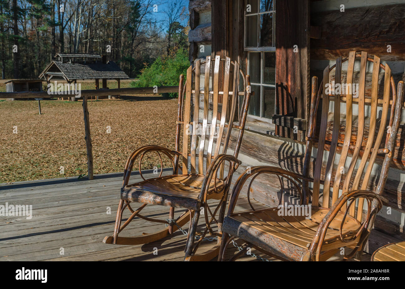 Amish-rockers fatti sedere sulla veranda del Log Cabin regali in francese Camp, Mississippi. Foto Stock