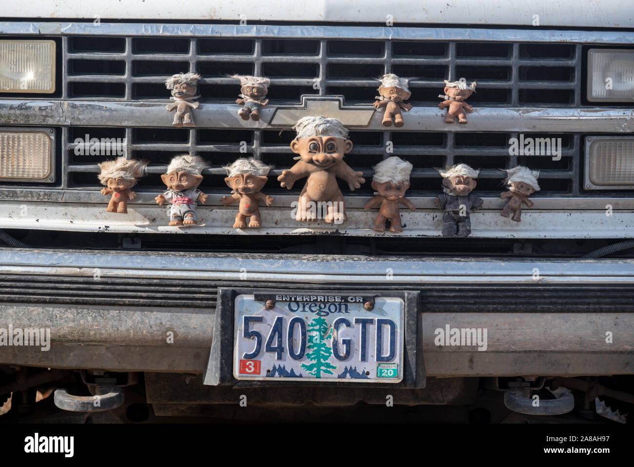 Troll bambole sulla parte anteriore di una Chevy truck, Oregon. Foto Stock