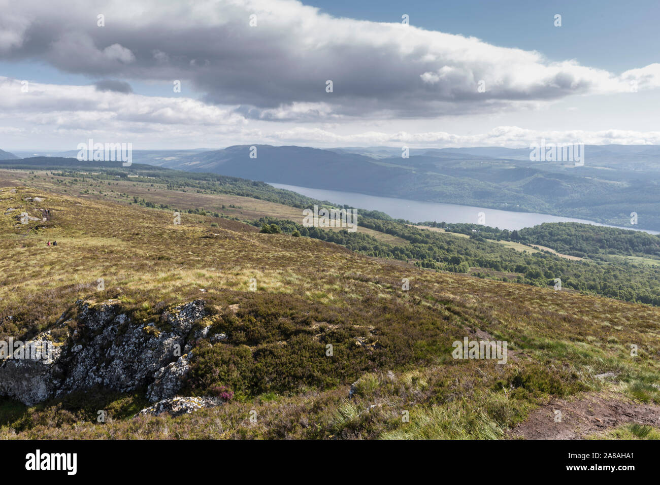 Vista lungo il fiume Ness fino al centro della città di Inverness, Scotland Foto Stock