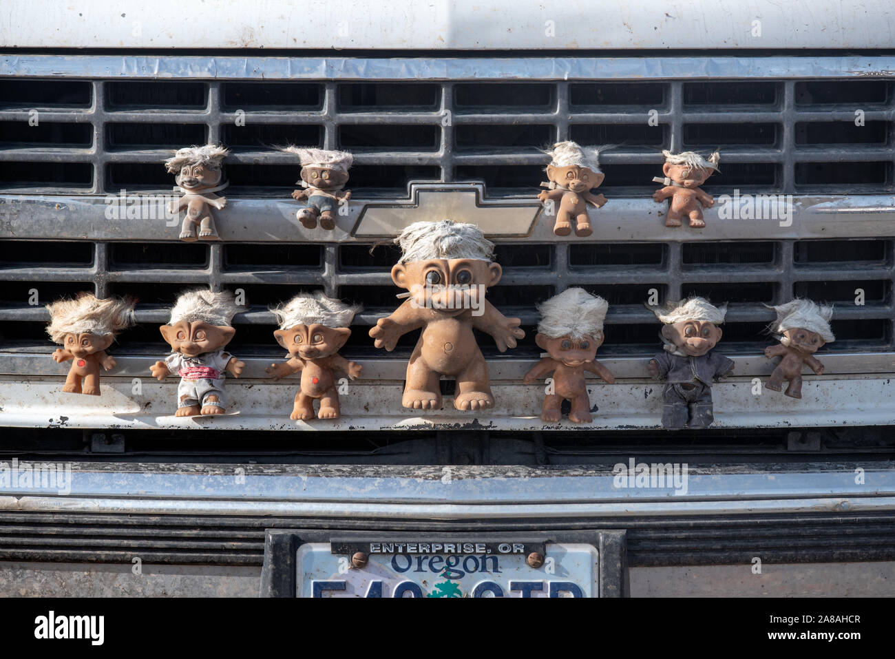 Troll bambole sulla parte anteriore di una Chevy truck, Oregon. Foto Stock