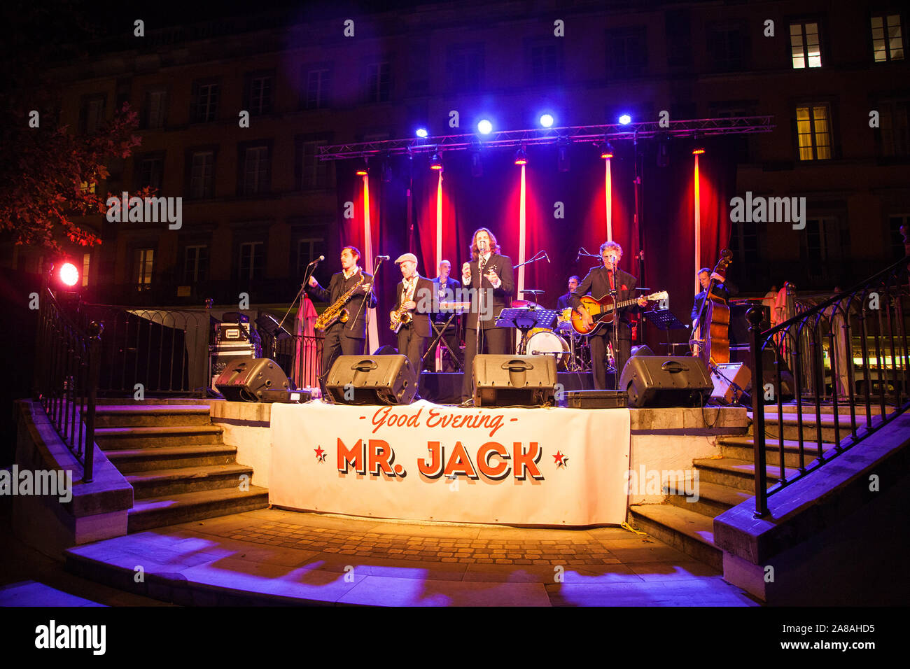 Il jazz band Sig. Jack la preformatura vivere all'aperto in piazza del mercato nella cittadina francese di Carcassonne Francia durante il festival della Fete du Vin Foto Stock