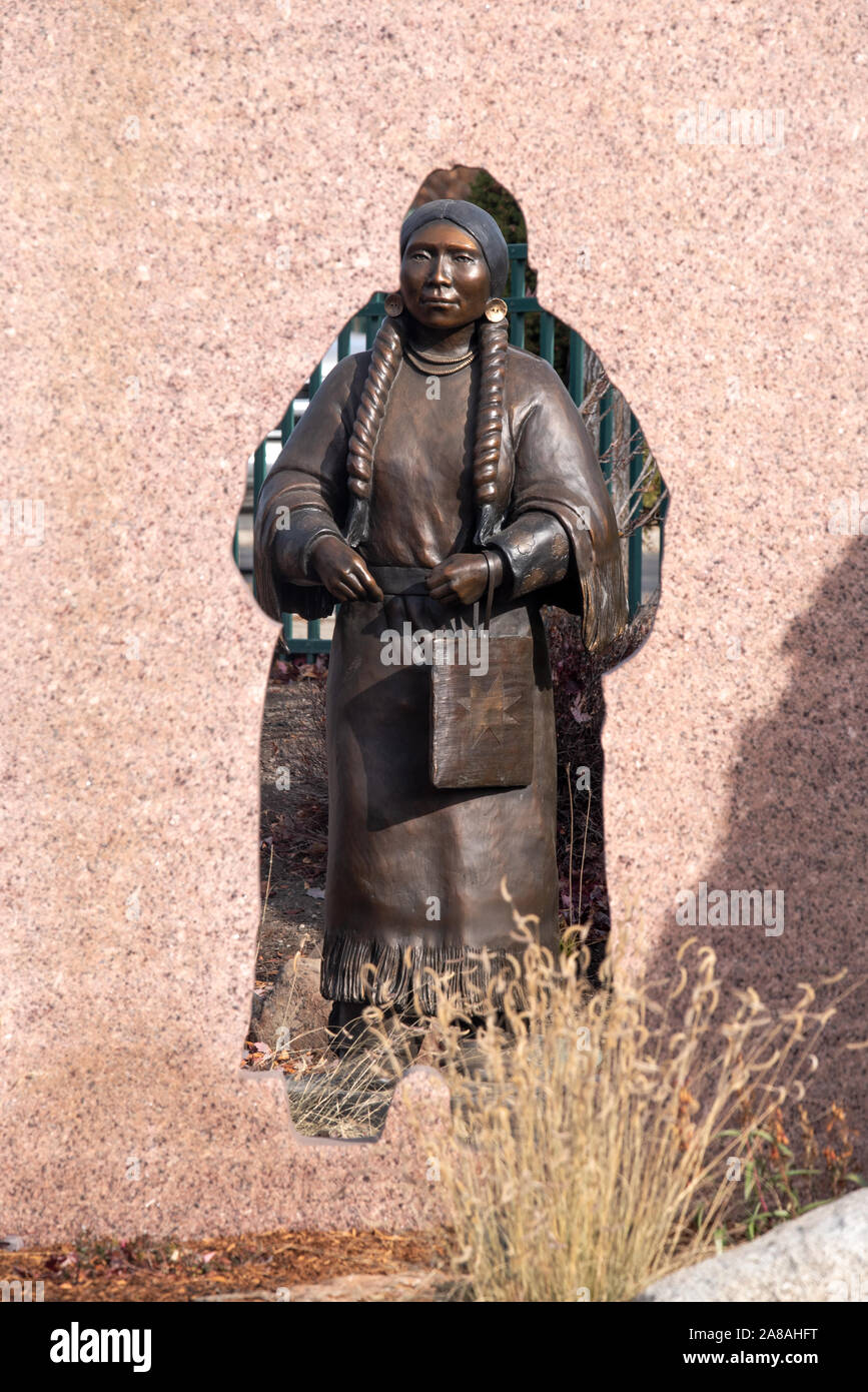 Etweyé·wise (Nez Perce - "Io ritorno da un faticoso viaggio") statua da Doug Hyde in Giuseppe, Oregon. Foto Stock